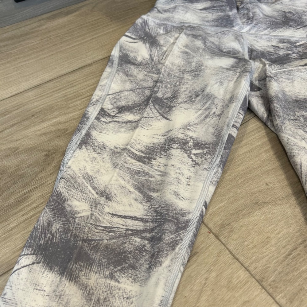Lululemon Grey & White Mesh Legging - Picture 5 of 10
